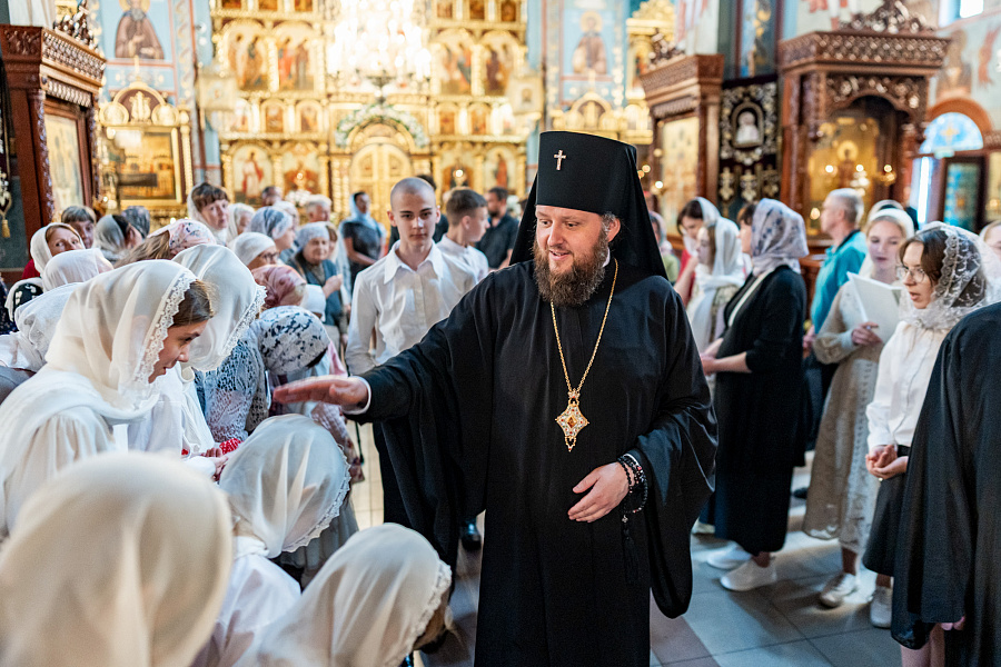 Первое архиерейское богослужение с участием сводного детского хора Подольской епархии в соборе Всех святых, в земле Русской просиявших города Домодедово